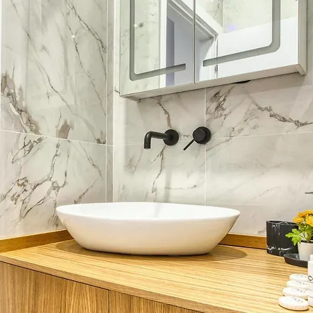 Joivy Stunning Flat With Balcony דירה